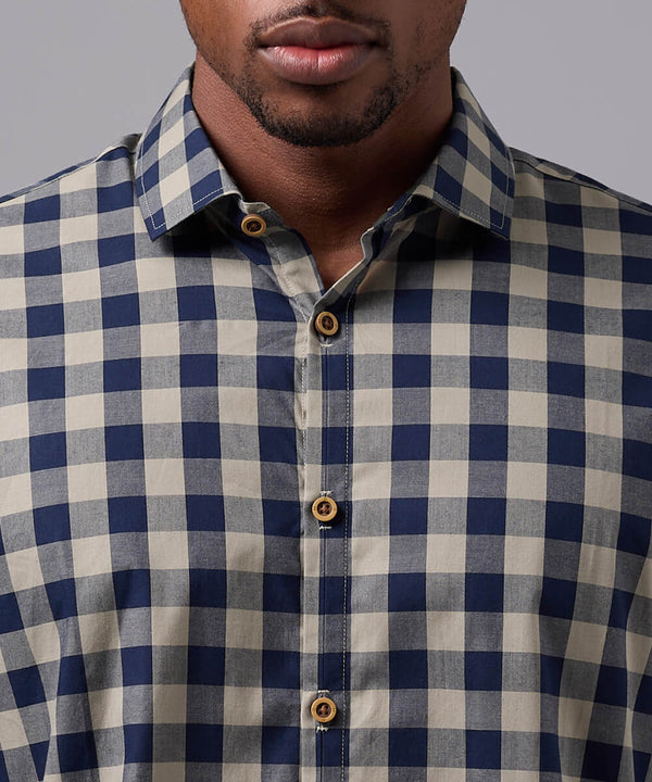 CAMISA MANGA LARGA PECHERA OJAL CLASSIC FIT BEIGE ESTAMPADO OI25