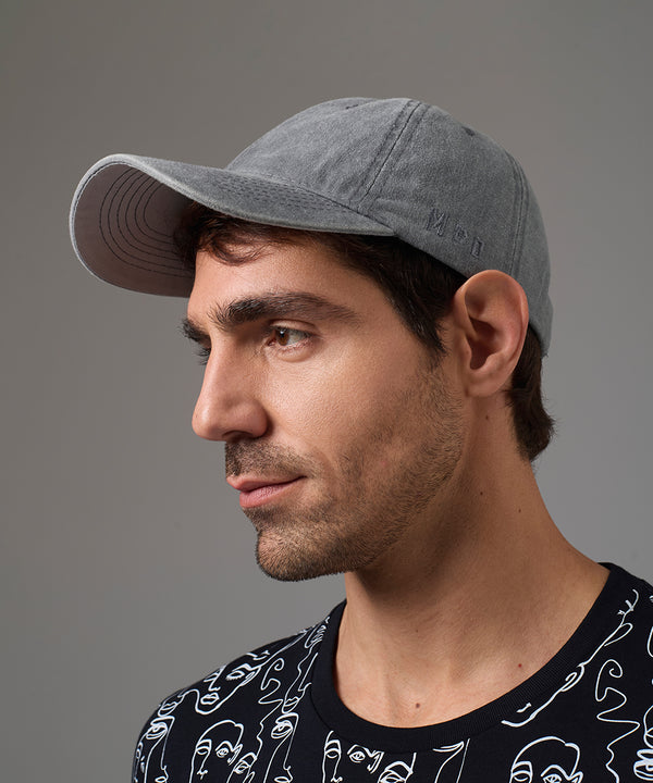 GORRA CON VISERA GRIS