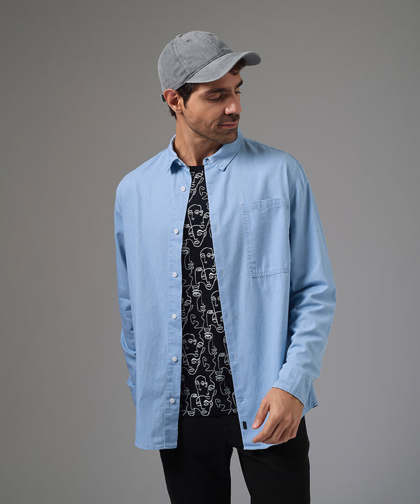 CAMISA MANGA LARGA DENIM CON BOLSILLO LAPICERO CLASSIC FIT CELESTE PV26