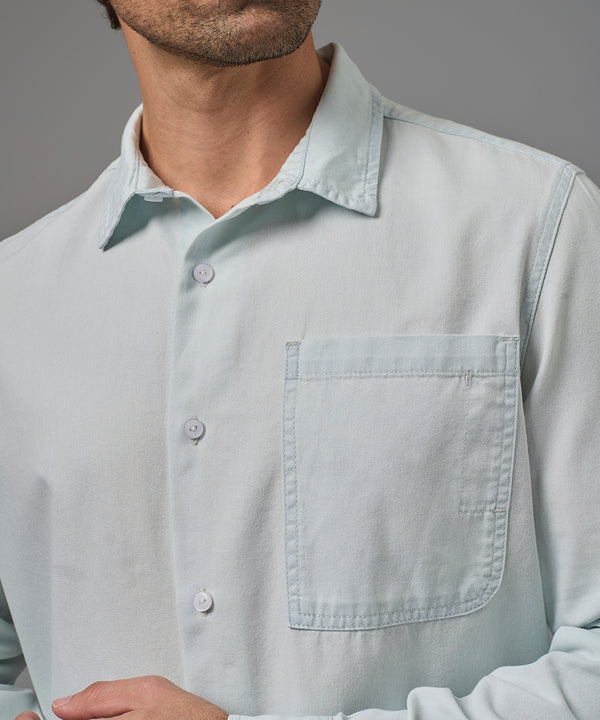 CAMISA MANGA LARGA DENIM CON BOLSILLO LAPICERO CLASSIC FIT CELESTE CLARO PV26