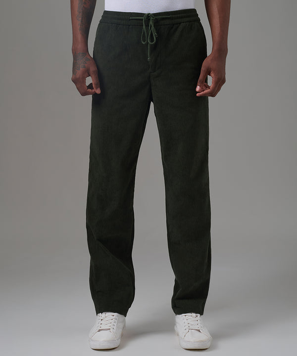 PANTALON CORDUROY CON ELASTICO CLASSIC FIT VERDE MILITAR OI25