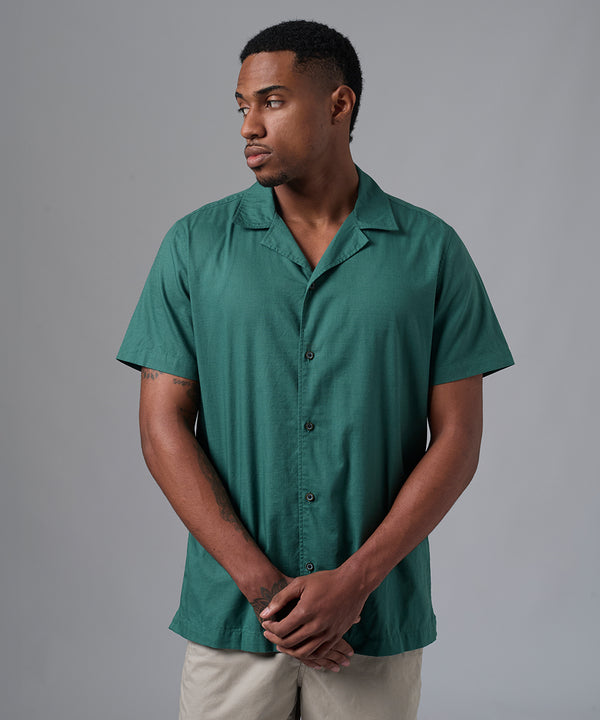 CAMISA MANGA CORTA CASUAL CUELLO RESORT CLASSIC FIT VERDE BOTELLA PV25