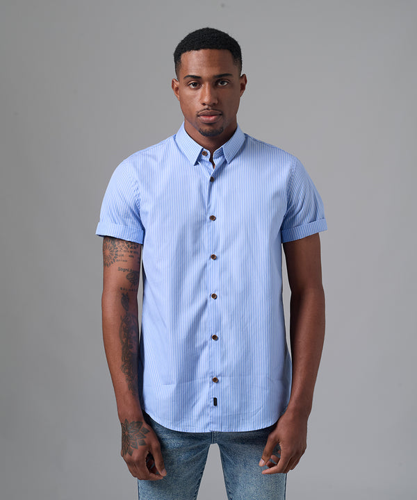 CAMISA MANGA CORTA CASUAL BUTTON DOWN OCULTO CLASSIC FIT CELESTE C/RAYAS PV25