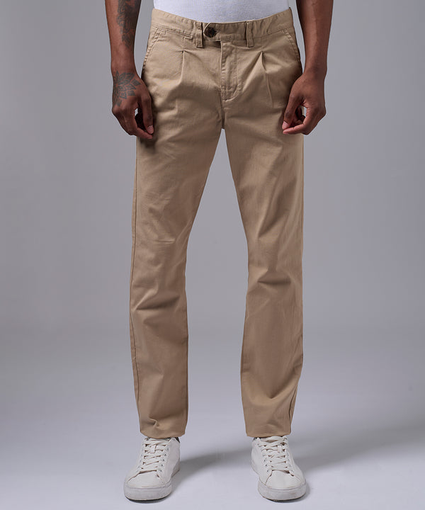 PANTALON DRILL CON PLIEGUE SLIM FIT MARRON CLARO OI25