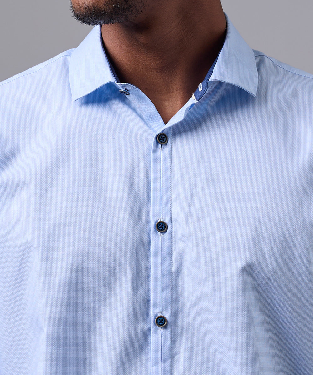 CAMISA MANGA LARGA PECHERA OJAL CLASSIC FIT CELESTE OI25