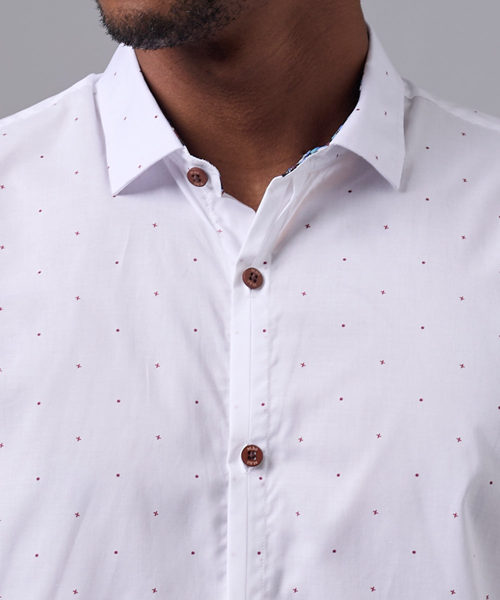 CAMISA MANGA CORTA PECHERA OJAL CLASSIC FIT BLANCO ESTAMPADO OI25