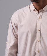 CAMISA MANGA LARGA CUELLO CORTO REDONDEADO SLIM FIT CAMELLO OI25