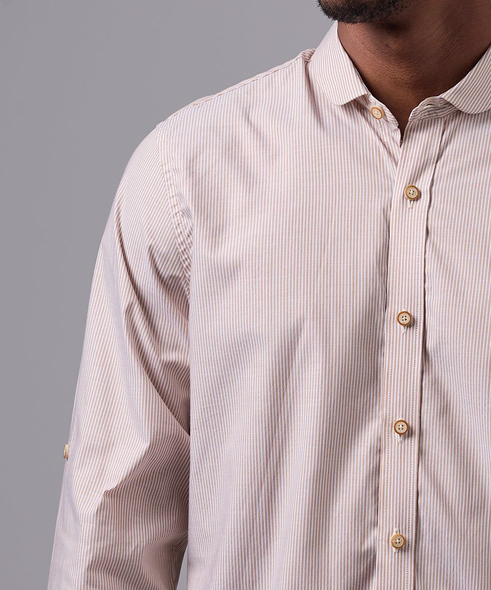 CAMISA MANGA LARGA CUELLO CORTO REDONDEADO SLIM FIT CAMELLO OI25