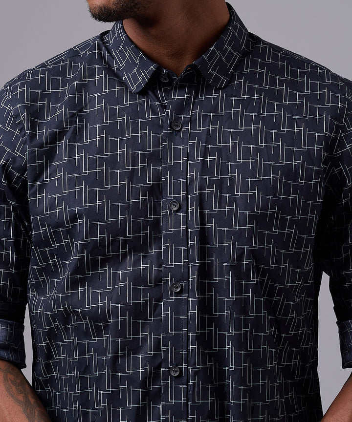 CAMISA MANGA LARGA CUELLO PUNTA REDONDEADO CLASSIC FIT NEGRO ESTAMPADO OI25