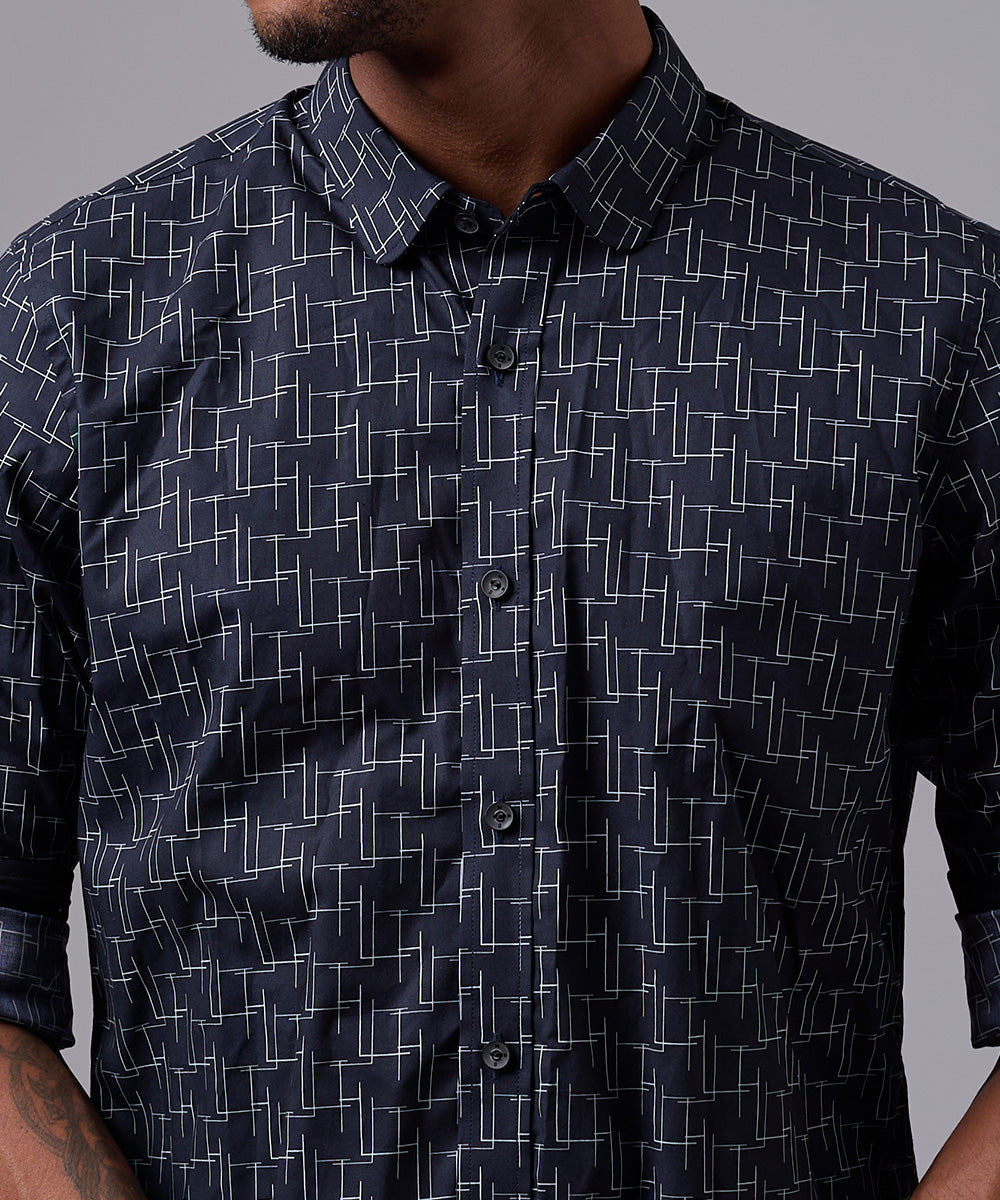 CAMISA MANGA LARGA CUELLO PUNTA REDONDEADO CLASSIC FIT NEGRO ESTAMPADO OI25