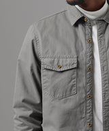 CAMISA MANGA LARGA SOBRECAMISA CLASSIC FIT PLOMO OI25