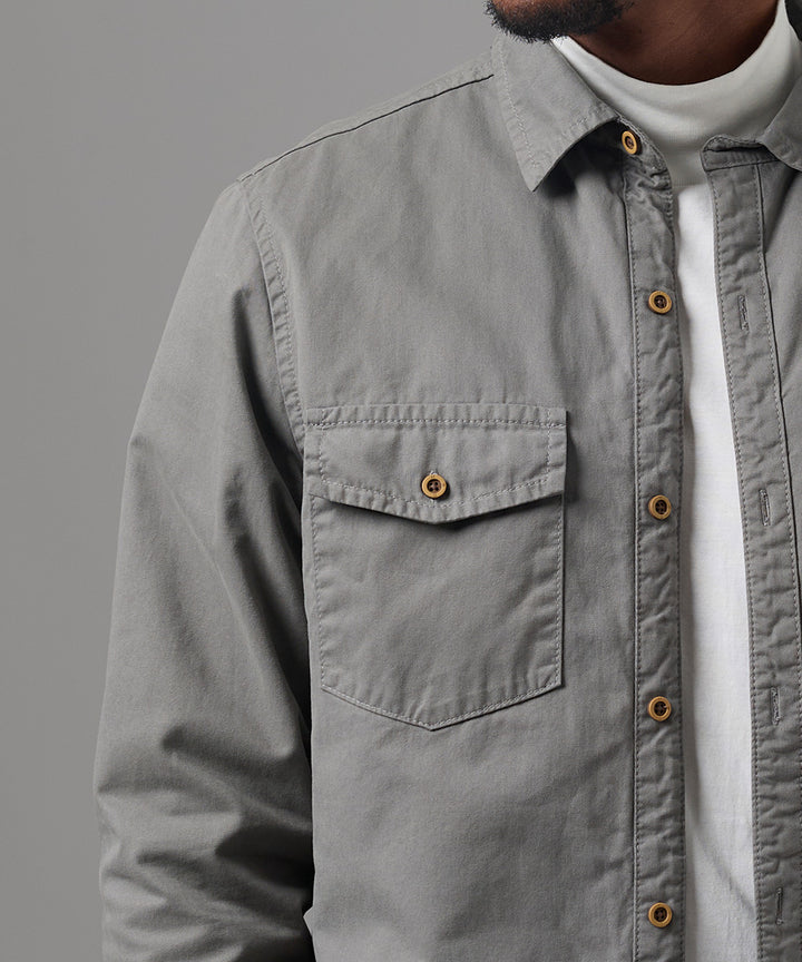 CAMISA MANGA LARGA SOBRECAMISA CLASSIC FIT PLOMO OI25