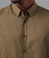CAMISA MANGA LARGA CUELLO B.DOWN OCULTO CLASSIC FIT VERDE FANGO OI25