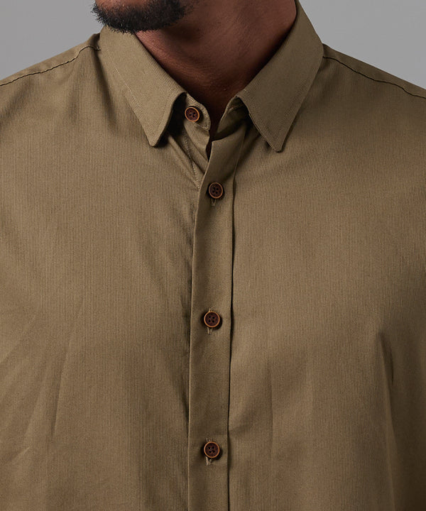 CAMISA MANGA LARGA CUELLO B.DOWN OCULTO CLASSIC FIT VERDE FANGO OI25