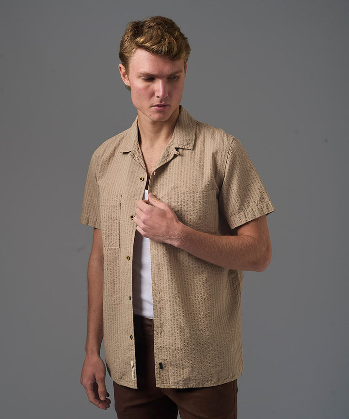 CAMISA MANGA CORTA CUELLO RESORT SEER SUCKER CLASSIC FIT AVELLANA PV26