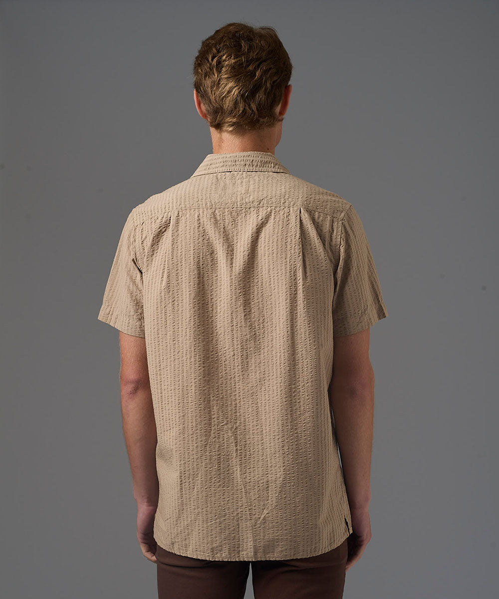 CAMISA MANGA CORTA CUELLO RESORT SEER SUCKER CLASSIC FIT AVELLANA PV26