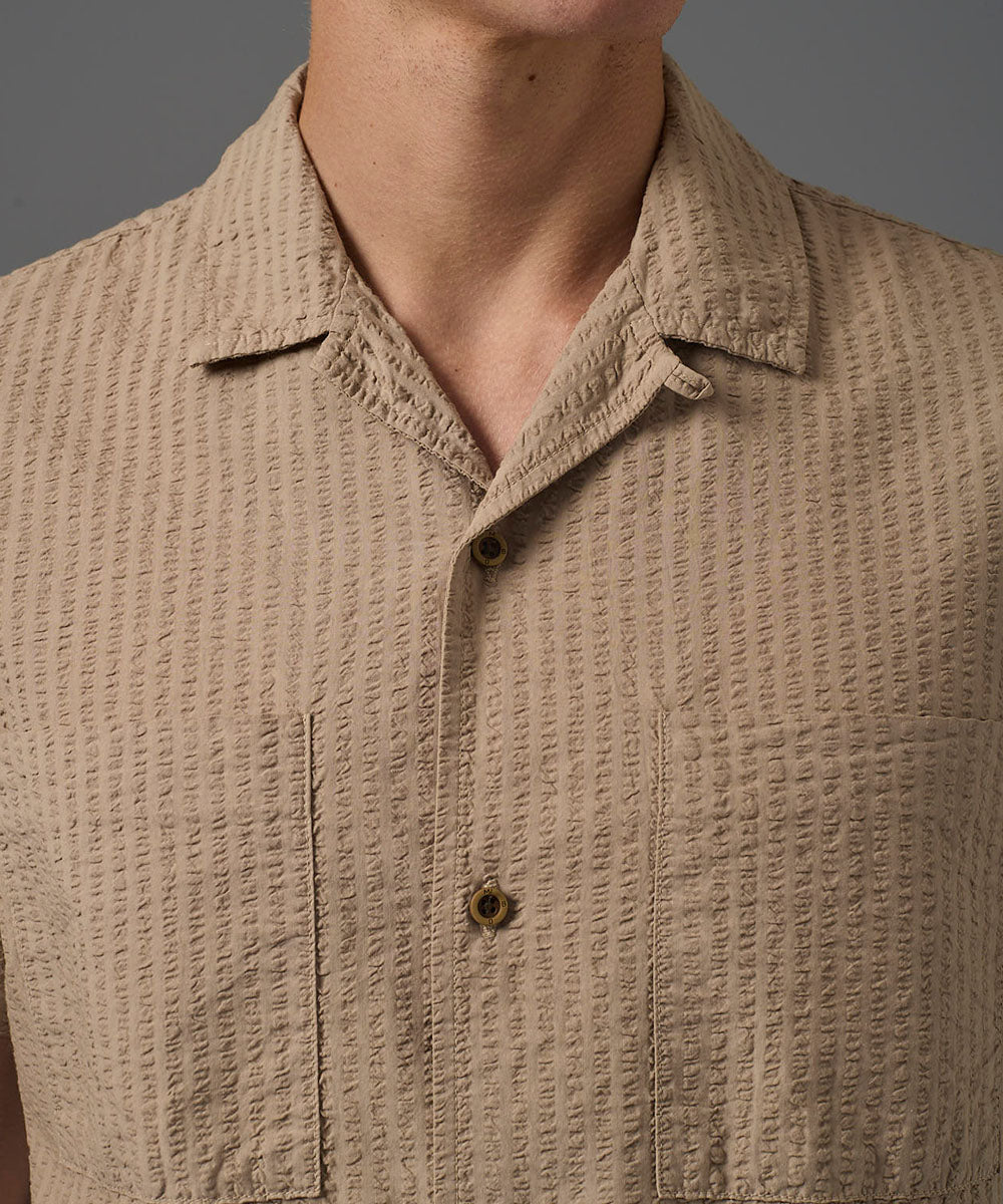 CAMISA MANGA CORTA CUELLO RESORT SEER SUCKER CLASSIC FIT AVELLANA PV26