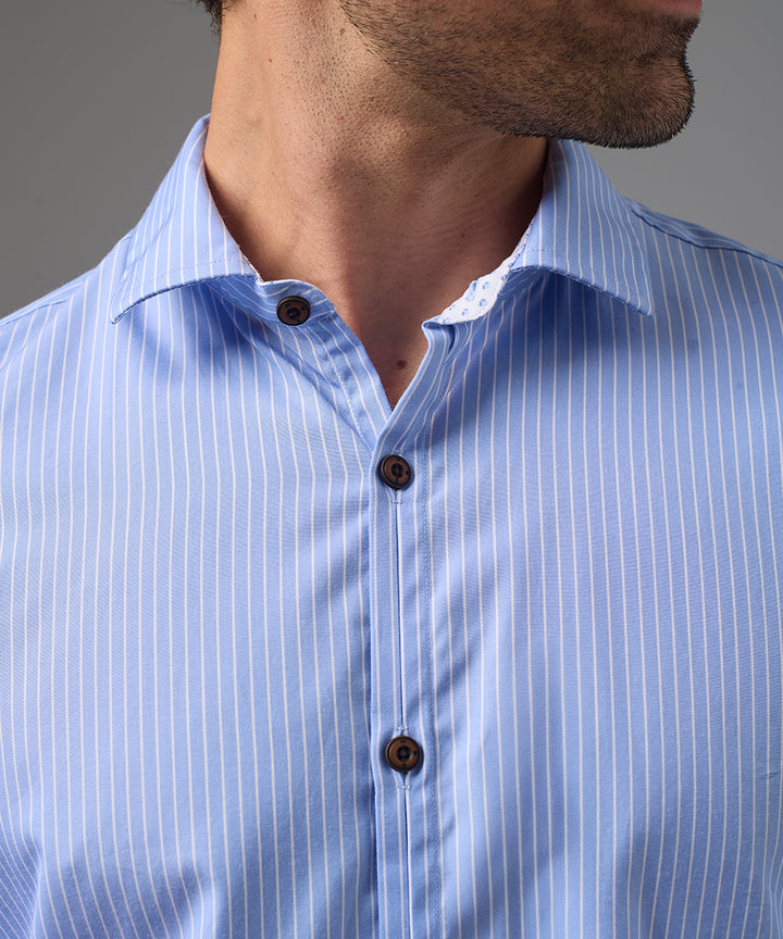 CAMISA MANGA LARGA PECHERA OJAL CLASSIC FIT CELESTE C/RAYAS PV26