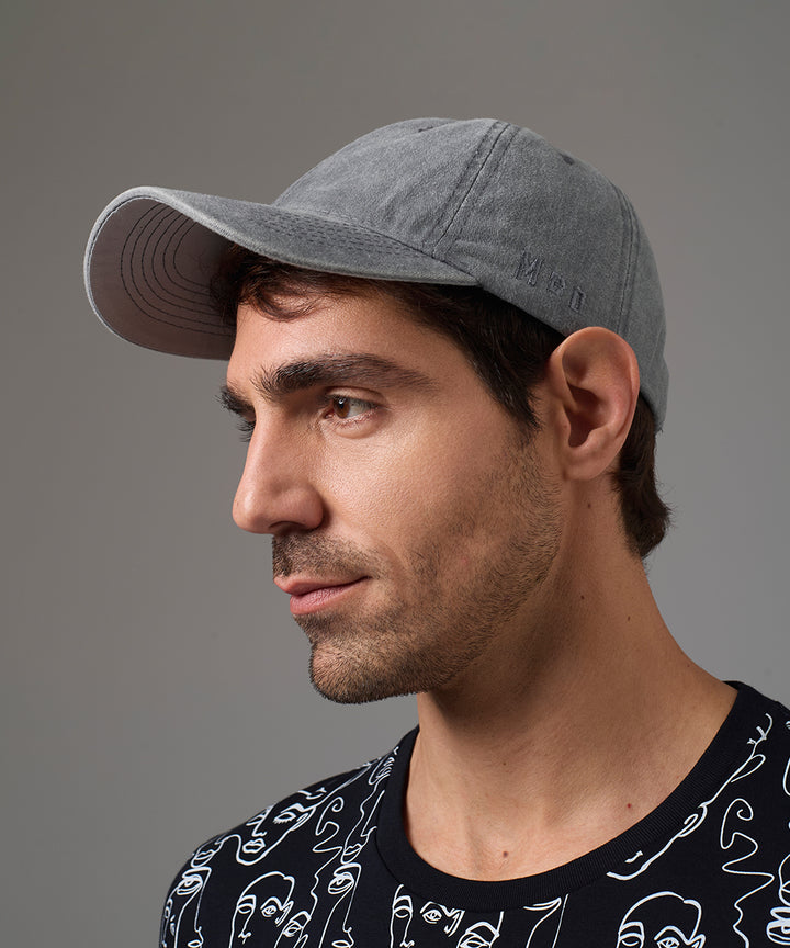 GORRA CON VISERA GRIS