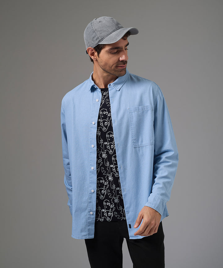 CAMISA MANGA LARGA DENIM CON BOLSILLO LAPICERO CLASSIC FIT CELESTE PV26
