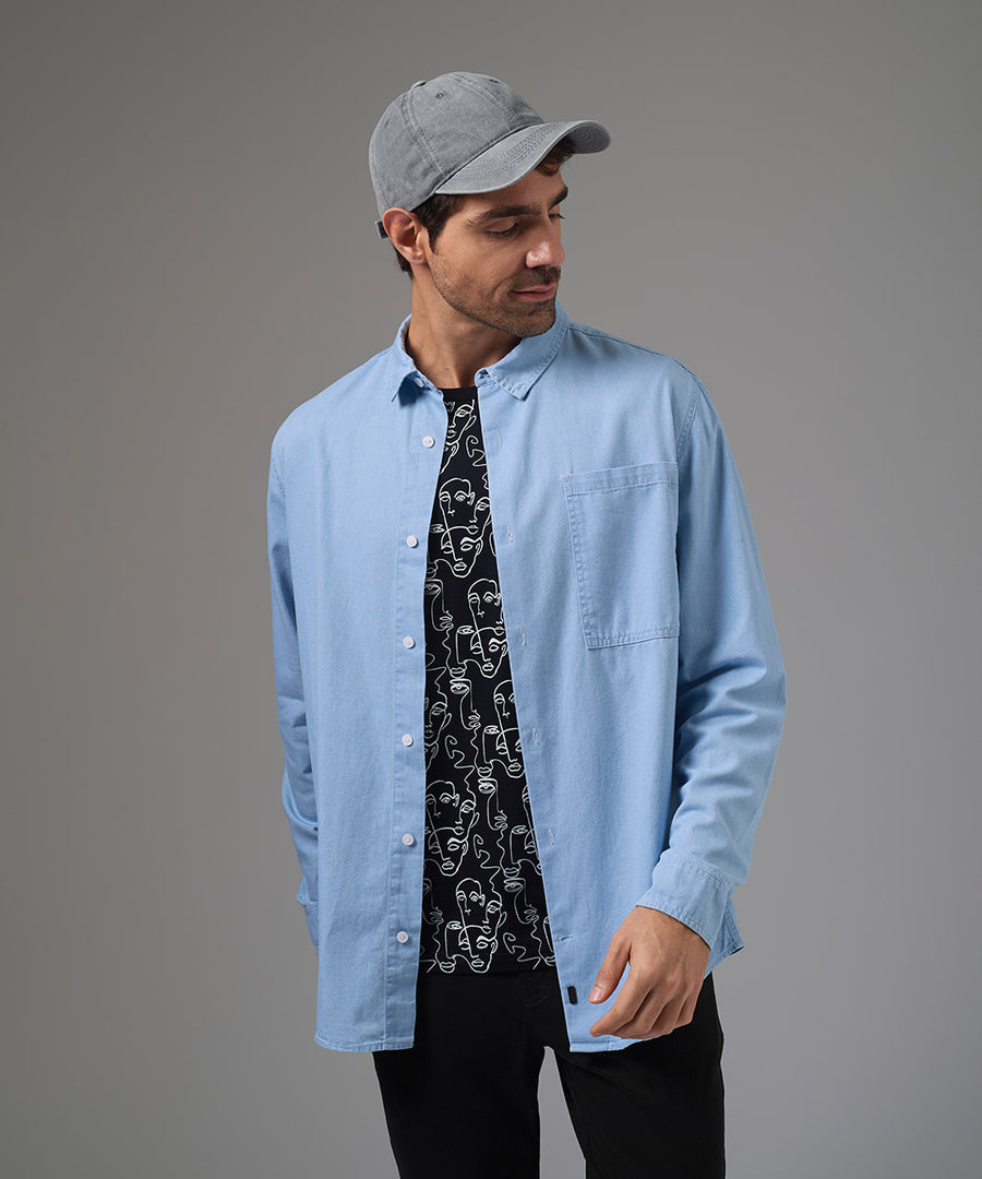 CAMISA MANGA LARGA DENIM CON BOLSILLO LAPICERO CLASSIC FIT CELESTE PV26