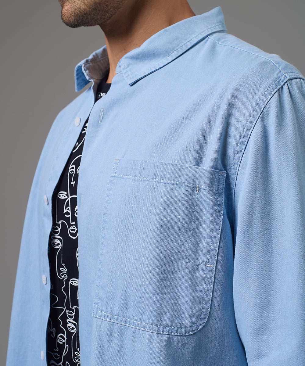 CAMISA MANGA LARGA DENIM CON BOLSILLO LAPICERO CLASSIC FIT CELESTE PV26