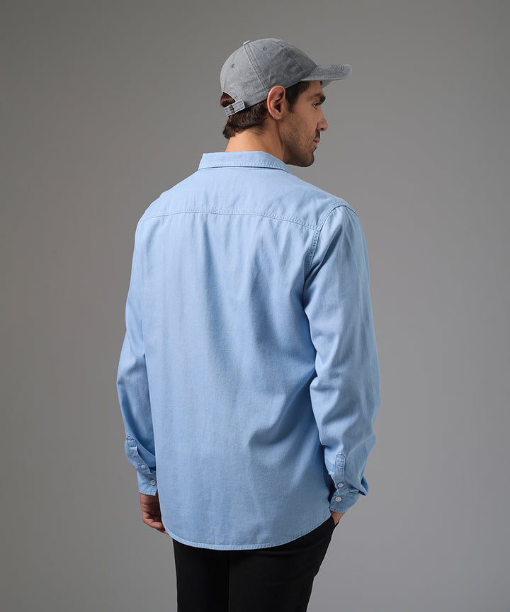 CAMISA MANGA LARGA DENIM CON BOLSILLO LAPICERO CLASSIC FIT CELESTE PV26