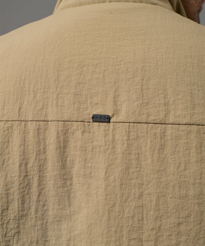 CHALECO IMPERMEABLE LIGERO BEIGE PV26