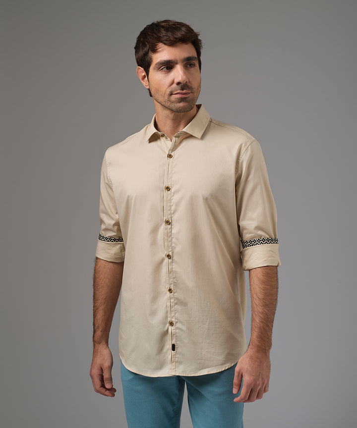 CAMISA MANGA LARGA PECHERA OJAL CLASSIC FIT BEIGE PV26