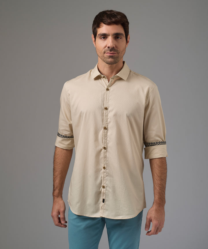 CAMISA MANGA LARGA PECHERA OJAL CLASSIC FIT BEIGE PV26