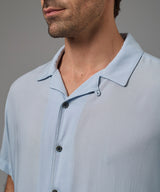 CAMISA MANGA CORTA CUELLO RESORT CLASSIC FIT CELESTE PV26
