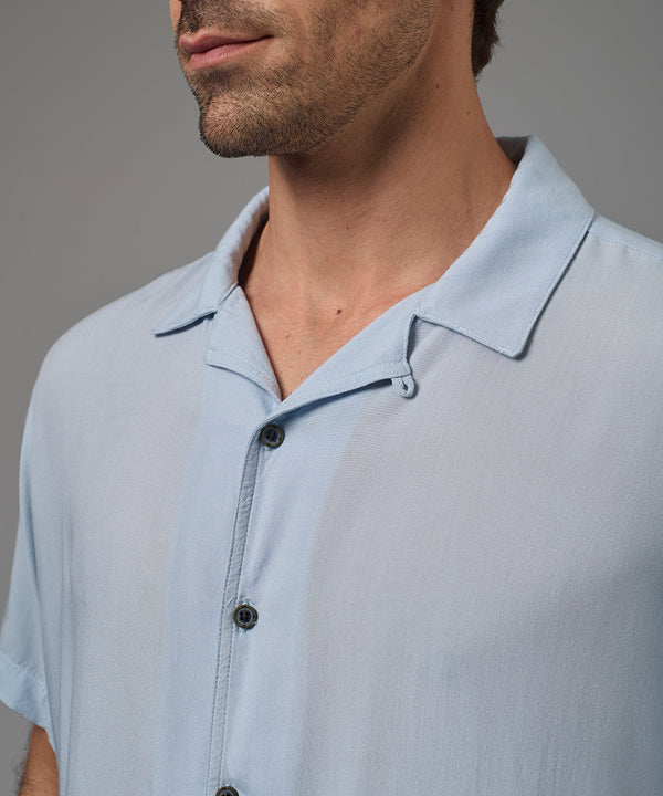 CAMISA MANGA CORTA CUELLO RESORT CLASSIC FIT CELESTE PV26