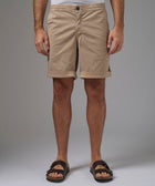 BERMUDA DRILL CON ELASTICO CLASSIC FIT AVELLANA PV26