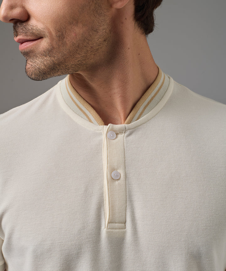 POLO MANGA CORTA PIQUE CUELLO NERU RECTILINEO HUESO PV26