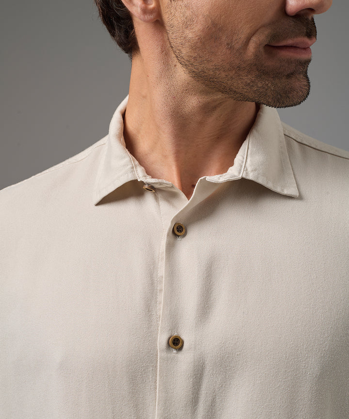 CAMISA MANGA CORTA TENCEL CUELLO SPREAD CLASSIC FIT HUESO PV26