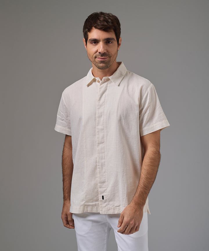 CAMISA MANGA CORTA CUELLO SPREAD PECHERA OCULTA CLASSIC FIT HUESO PV26