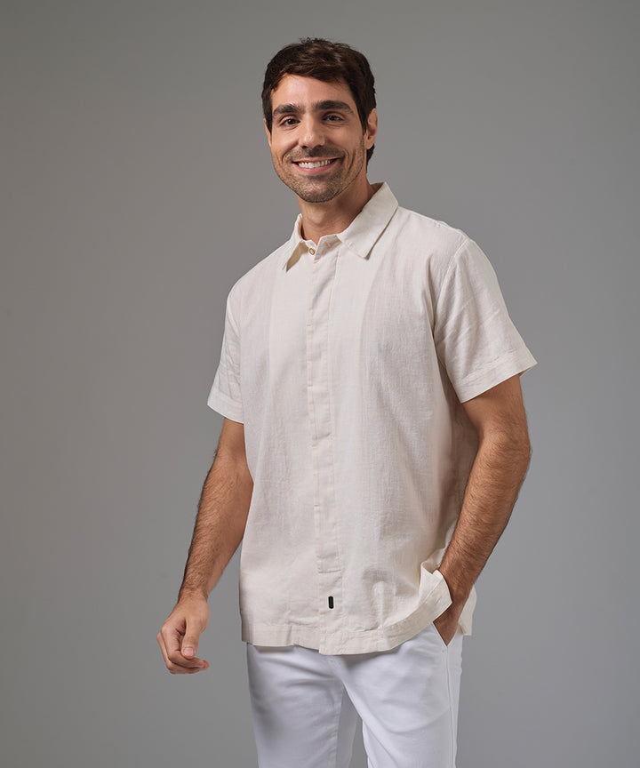 CAMISA MANGA CORTA CUELLO SPREAD PECHERA OCULTA CLASSIC FIT HUESO PV26
