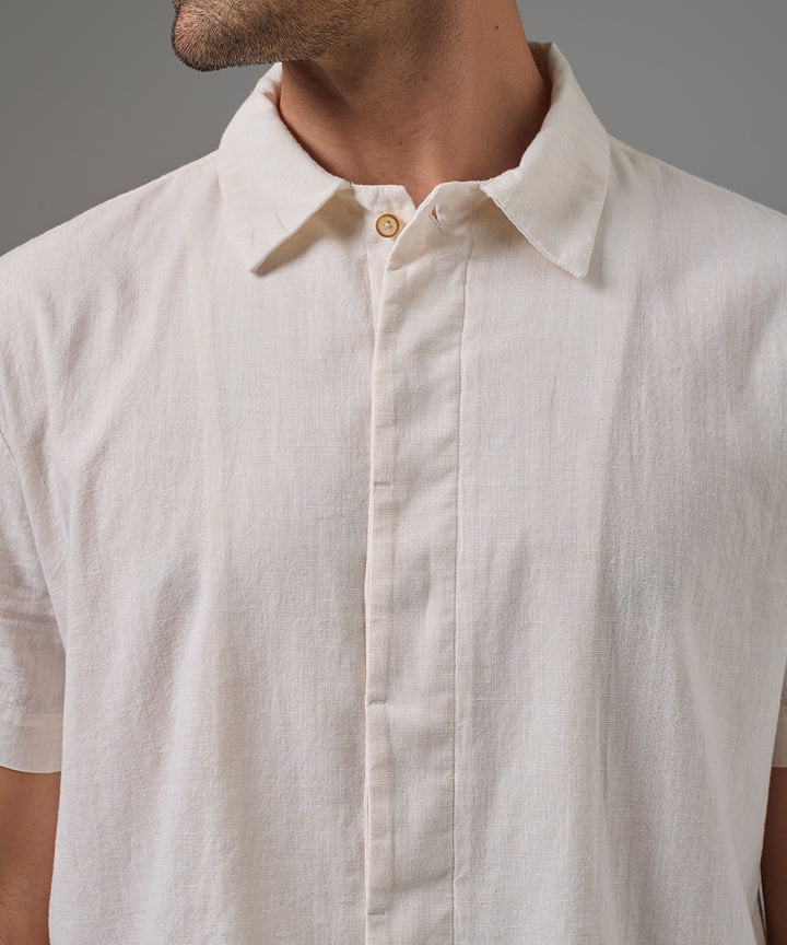 CAMISA MANGA CORTA CUELLO SPREAD PECHERA OCULTA CLASSIC FIT HUESO PV26