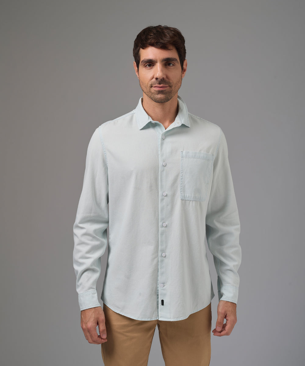 CAMISA MANGA LARGA DENIM CON BOLSILLO LAPICERO CLASSIC FIT CELESTE CLARO PV26