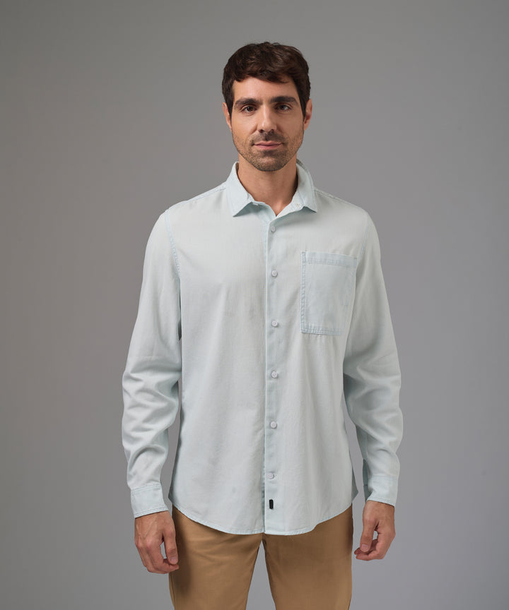 CAMISA MANGA LARGA DENIM CON BOLSILLO LAPICERO CLASSIC FIT CELESTE CLARO PV26