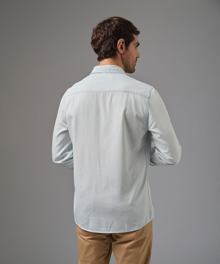 CAMISA MANGA LARGA DENIM CON BOLSILLO LAPICERO CLASSIC FIT CELESTE CLARO PV26