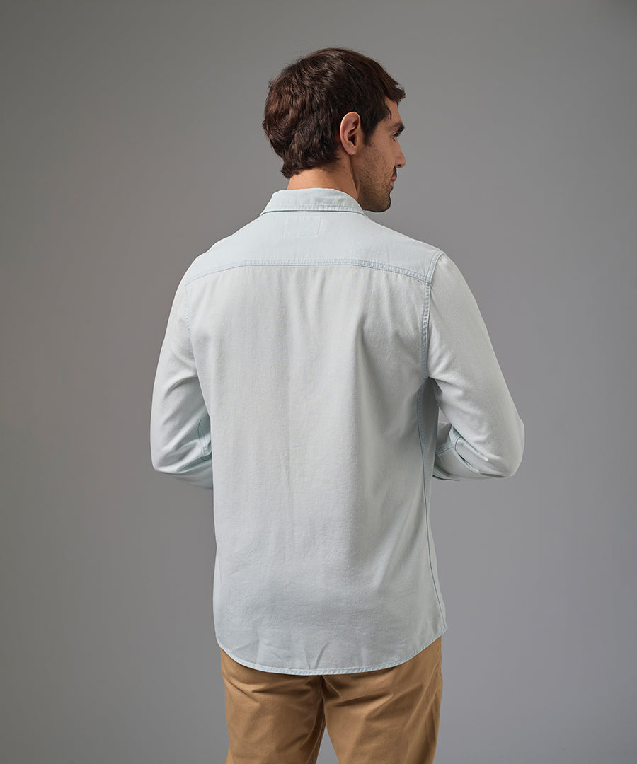 CAMISA MANGA LARGA DENIM CON BOLSILLO LAPICERO CLASSIC FIT CELESTE CLARO PV26