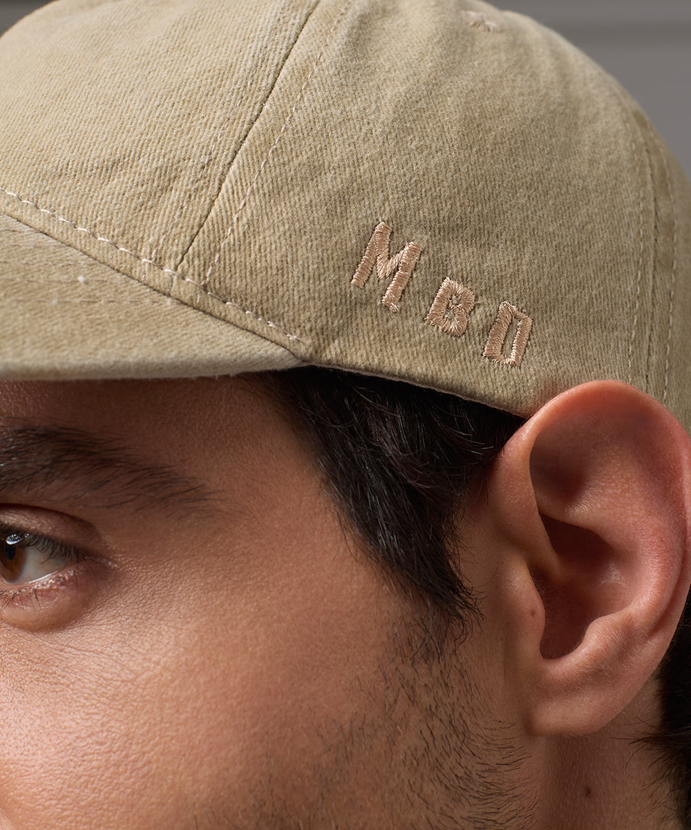 GORRA CON VISERA HUESO