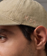 GORRA CON VISERA HUESO