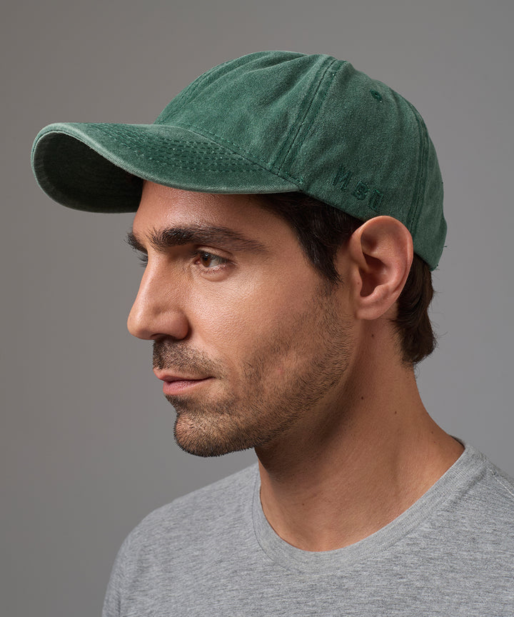 GORRA CON VISERA VERDE