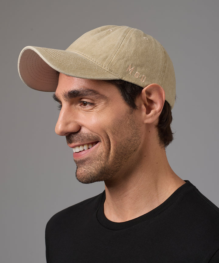 GORRA CON VISERA HUESO