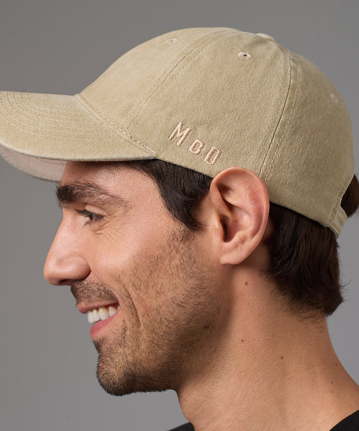 GORRA CON VISERA HUESO