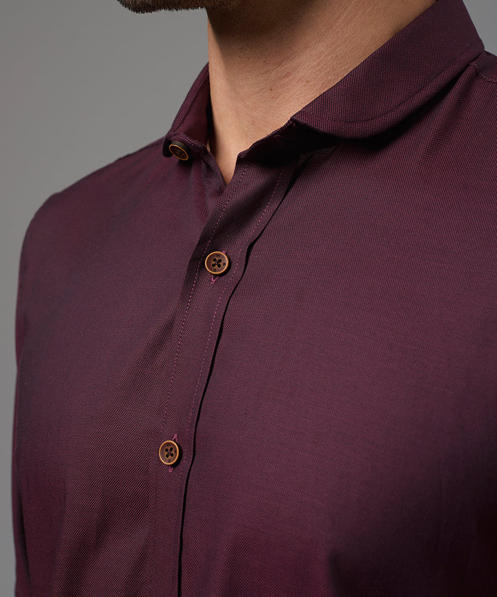 CAMISA MANGA LARGA CUELLO CORTO REDONDEADO SLIM FIT GUINDA PV26