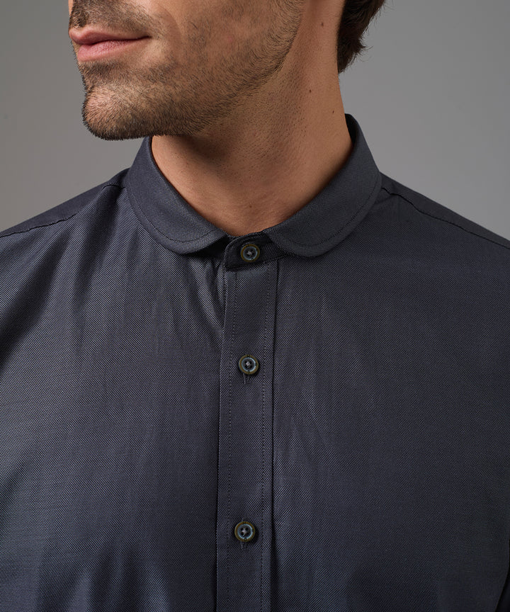 CAMISA MANGA LARGA CUELLO CORTO REDONDEADO SLIM FIT PLOMO PV26