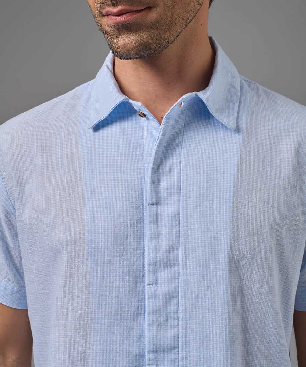CAMISA MANGA CORTA CUELLO SPREAD PECHERA OCULTA CLASSIC FIT CELESTE PV26